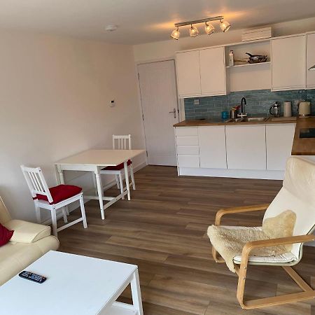 Adorable One-Bedroom Flat With Patio Garden. Southwick  Bagian luar foto