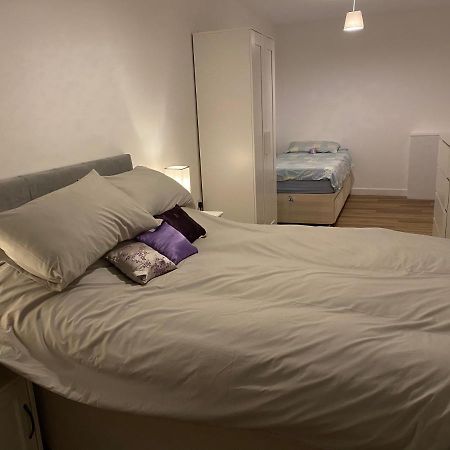 Adorable One-Bedroom Flat With Patio Garden. Southwick  Bagian luar foto