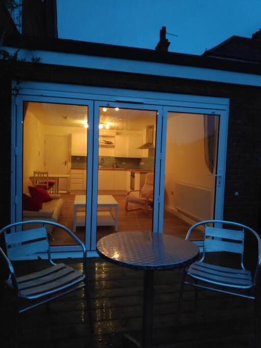 Adorable One-Bedroom Flat With Patio Garden. Southwick  Bagian luar foto