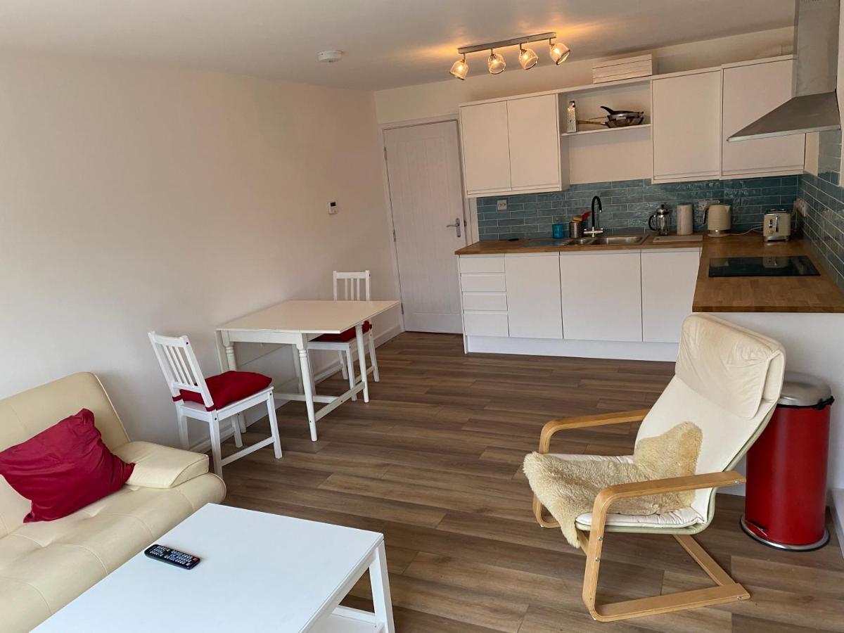 Adorable One-Bedroom Flat With Patio Garden. Southwick  Bagian luar foto