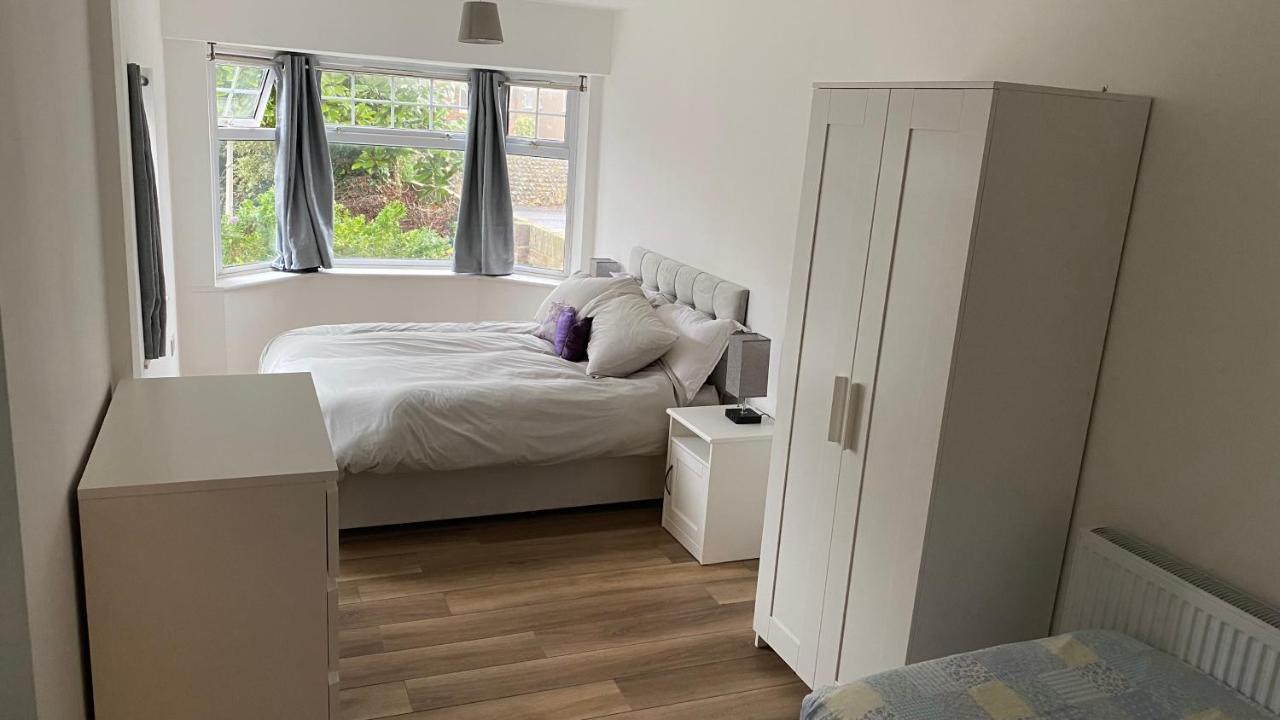 Adorable One-Bedroom Flat With Patio Garden. Southwick  Bagian luar foto