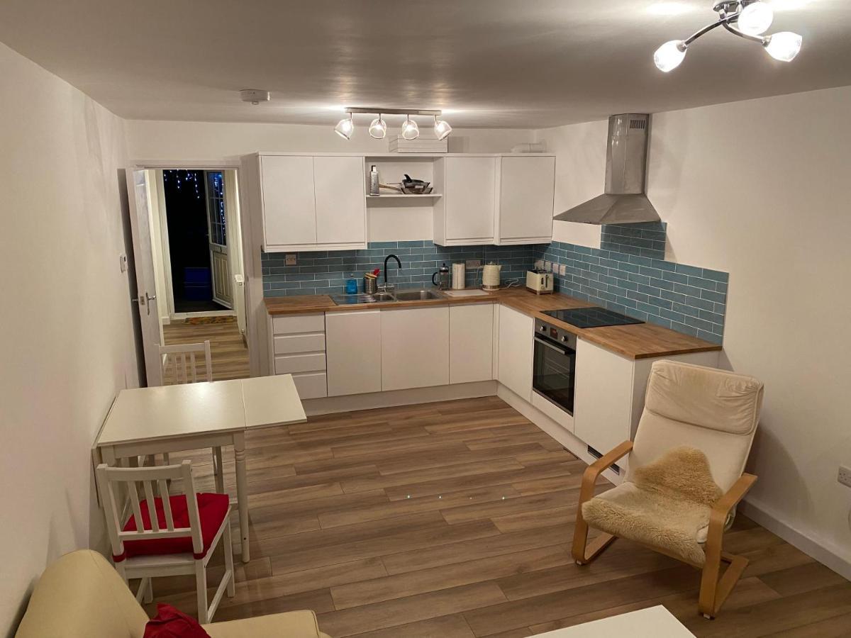Adorable One-Bedroom Flat With Patio Garden. Southwick  Bagian luar foto