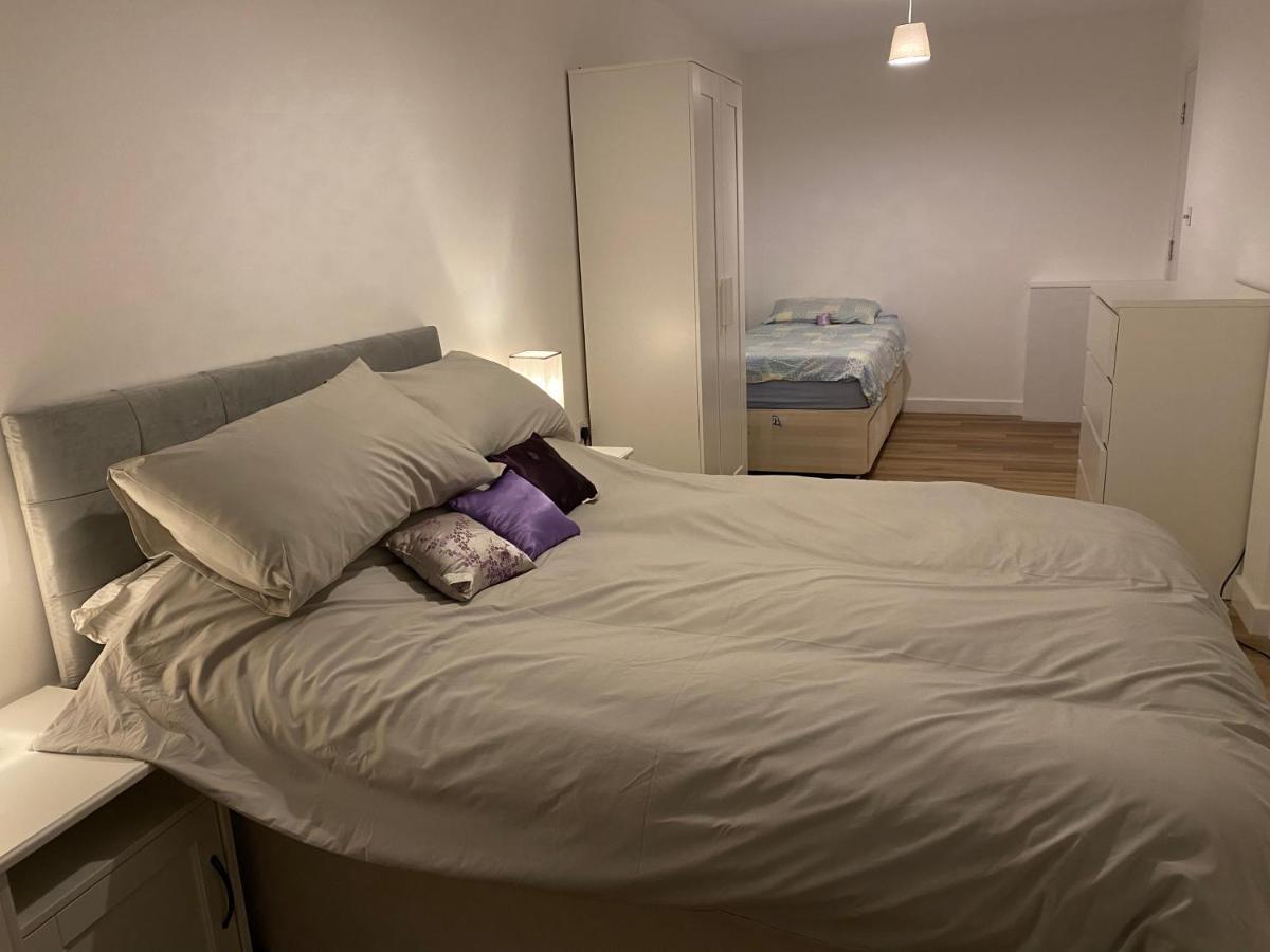 Adorable One-Bedroom Flat With Patio Garden. Southwick  Bagian luar foto