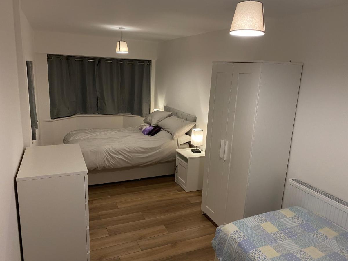 Adorable One-Bedroom Flat With Patio Garden. Southwick  Bagian luar foto