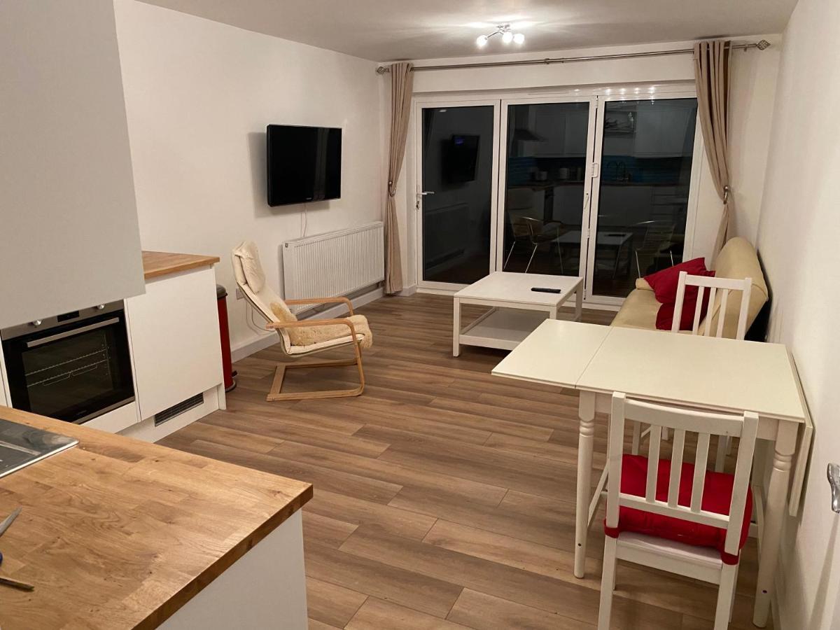 Adorable One-Bedroom Flat With Patio Garden. Southwick  Bagian luar foto