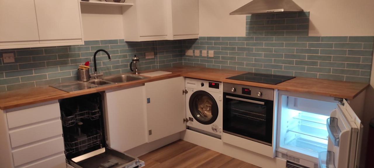 Adorable One-Bedroom Flat With Patio Garden. Southwick  Bagian luar foto