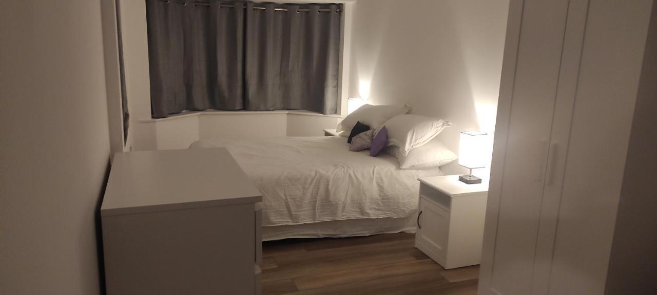 Adorable One-Bedroom Flat With Patio Garden. Southwick  Bagian luar foto