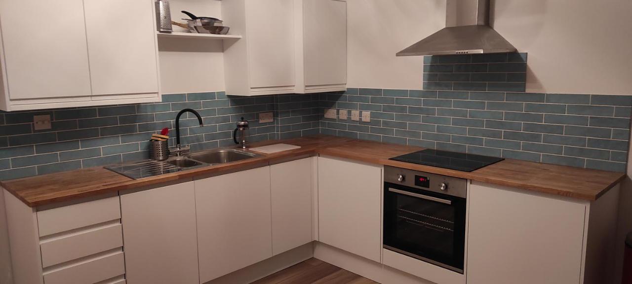 Adorable One-Bedroom Flat With Patio Garden. Southwick  Bagian luar foto