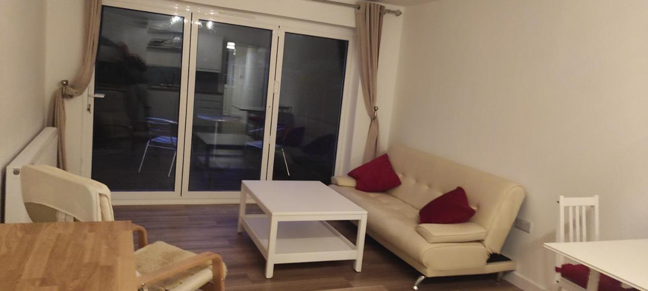 Adorable One-Bedroom Flat With Patio Garden. Southwick  Bagian luar foto