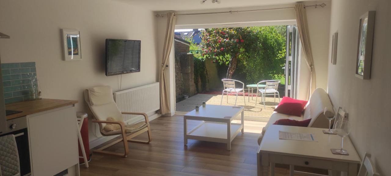 Adorable One-Bedroom Flat With Patio Garden. Southwick  Bagian luar foto
