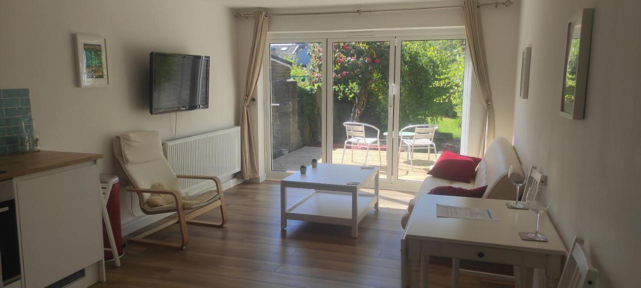 Adorable One-Bedroom Flat With Patio Garden. Southwick  Bagian luar foto