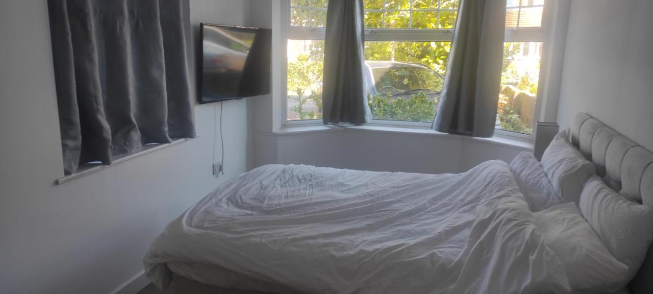 Adorable One-Bedroom Flat With Patio Garden. Southwick  Bagian luar foto