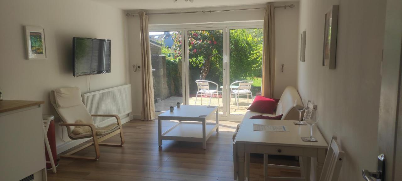 Adorable One-Bedroom Flat With Patio Garden. Southwick  Bagian luar foto