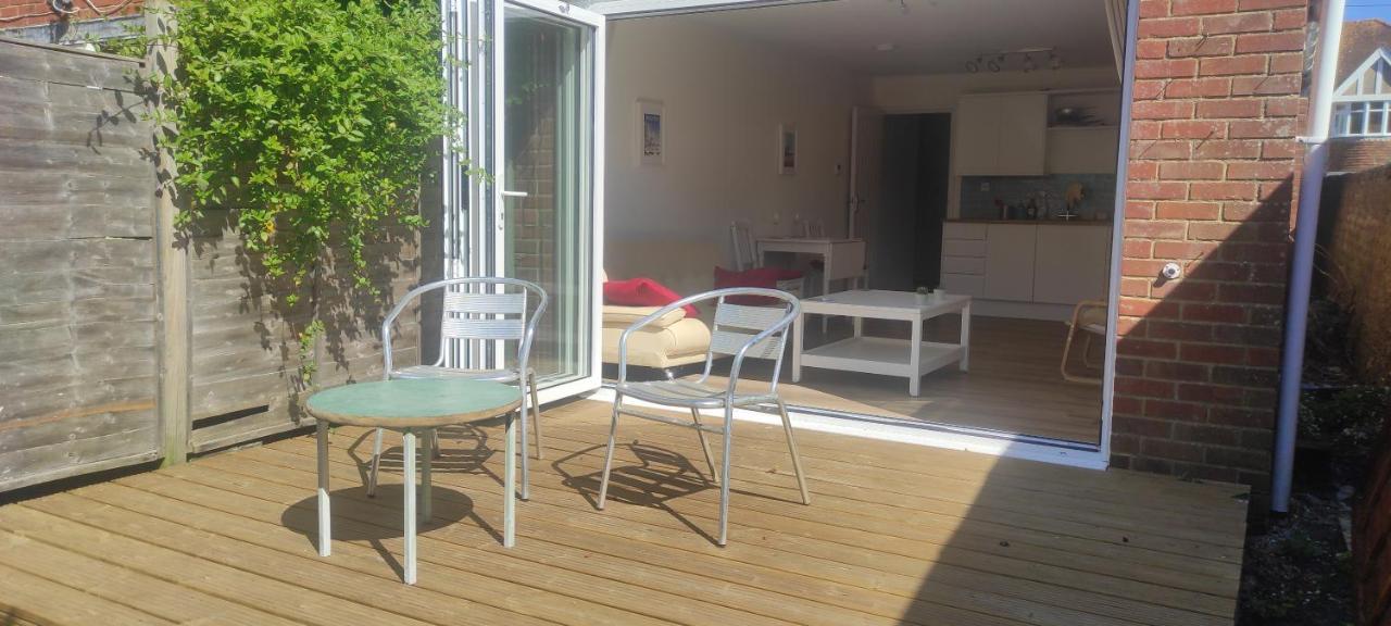 Adorable One-Bedroom Flat With Patio Garden. Southwick  Bagian luar foto